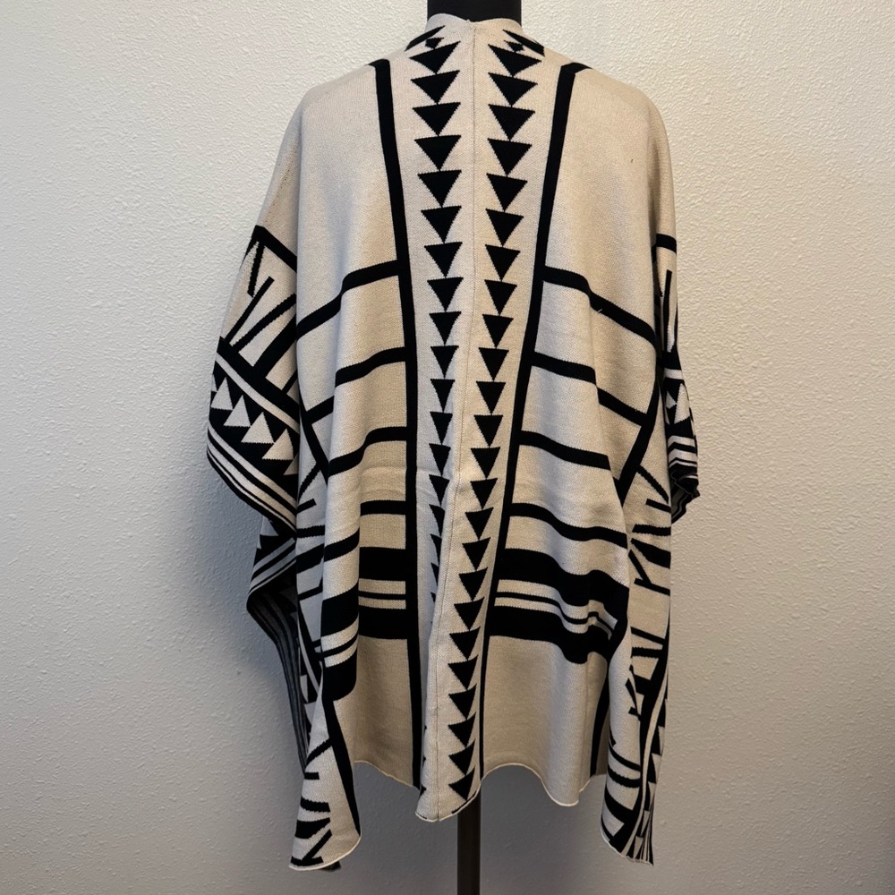 Studio Eleven Collection Aztec Poncho NWT - Picture 2 of 3